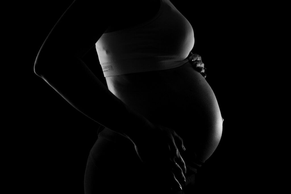 Femme enceinte photo en noir et blanc